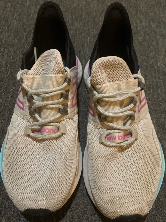 New Balance Shoes - Women’s New Balance Fresh Foam Roav sneakers in a white Sz.6